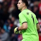 Desde Europa revelan la decisión de Manchester United con el fichaje de Dibu Martínez
