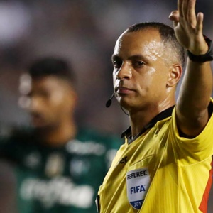 O árbitro Wilton Pereira Sampaio, do jogo entre as equipes da SE Palmeiras e Santos FC, durante partida válida pela sétima rodada, do Campeonato Brasileiro, Série A, no Estádio Urbano Caldeira (Vila Belmiro).