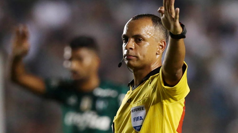 O árbitro Wilton Pereira Sampaio, do jogo entre as equipes da SE Palmeiras e Santos FC, durante partida válida pela sétima rodada, do Campeonato Brasileiro, Série A, no Estádio Urbano Caldeira (Vila Belmiro).