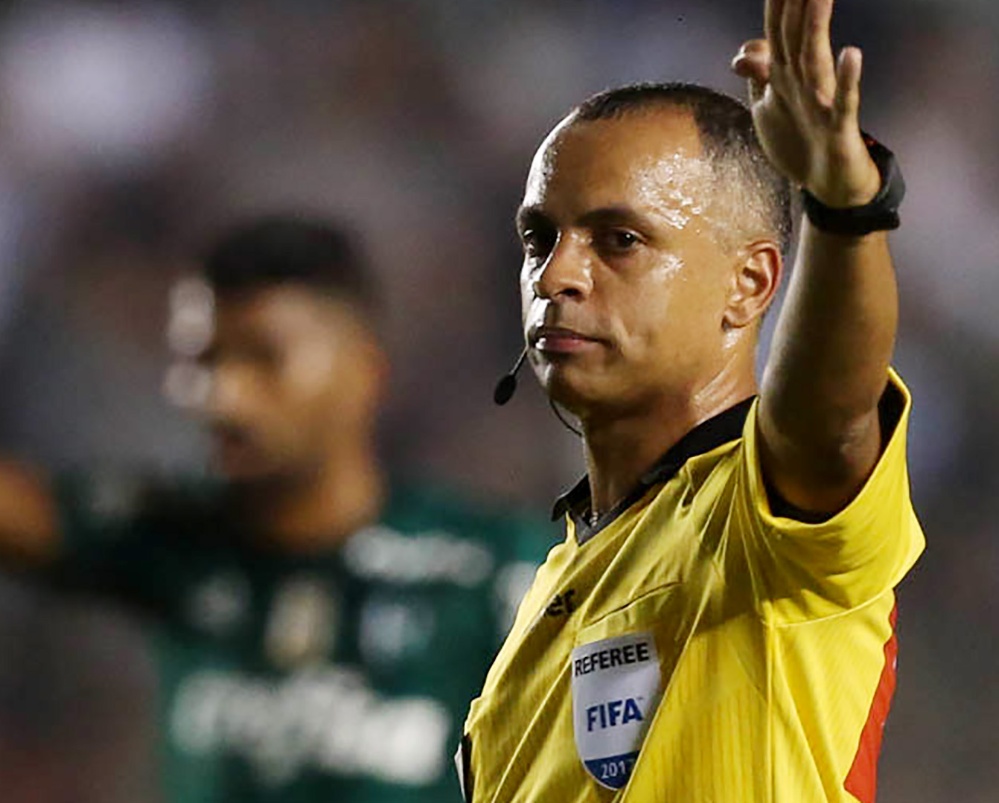 O árbitro Wilton Pereira Sampaio, do jogo entre as equipes da SE Palmeiras e Santos FC, durante partida válida pela sétima rodada, do Campeonato Brasileiro, Série A, no Estádio Urbano Caldeira (Vila Belmiro).