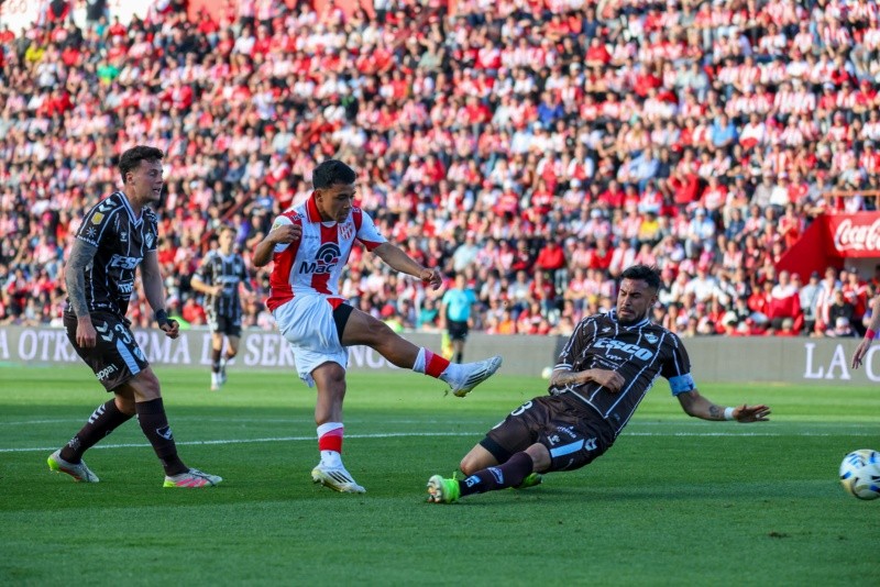 Con polémica y drama, Instituto y Platense empataron 1-1 por la cuarta fecha