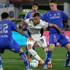 Futbol, Universidad de Chile vs Independiente.
Octavos de final, Copa Sudamericana 2025.
El jugador de Universidad de Chile Franco Calderon, derecha, disputa el balon contra Matias Abaldo de Independiente durante el partido de ida de los octavos de final de la Copa Sudamericana disputado en el estadio Nacional de Santiago, Chile.
13/08/2025
Jonnathan Oyarzun/Photosport
Football, Universidad de Chile vs Independiente.
Round of 16, 2025 Copa Sudamericana Championship.
Universidad de Chile player Franco Calderon, right, vies for the ball against Matias Abaldo of Independiente during a first leg match of round of 16, of the Copa Sudamericana Championship at the Nacional stadium in Santiago, Chile.
13/08/2025
Jonnathan Oyarzun/Photosport