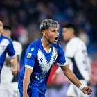 En un duelo con tres penales, Vélez derrotó a Independiente y lo hundió más