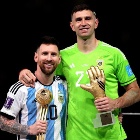 La emotiva firma de Dibu Martínez con dedicatoria a Lionel Messi