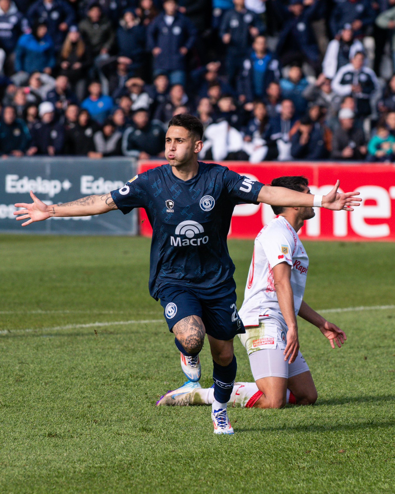 Independiente Rivadavia aguantó con uno menos y venció a Argentinos Juniors