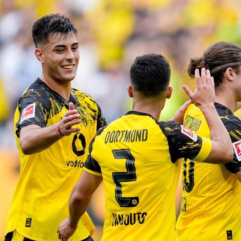  La ovación de Borussia Dortmund a Aaron Anselmino por su debut