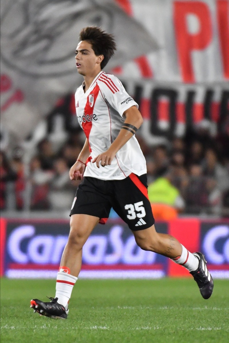 Constantini sufrió la rotura del ligamento cruzado y menisco de su rodilla izquierda Constantini sufrió la rotura del ligamento cruzado y menisco de su rodilla izquierda