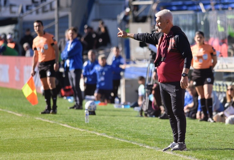 Tras perder la Supercopa ante Vélez, De Felippe se plantó con sus jugadores Tras perder la Supercopa ante Vélez, De Felippe se plantó con sus jugadores
