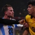 Hincapié le respondió a Mac Allister tras su cruce en Argentina-Ecuador: 