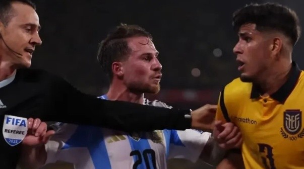 Hincapié le respondió a Mac Allister tras su cruce en Argentina-Ecuador: 