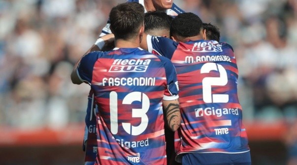 Unión goleó a Gimnasia en el Bosque como visitante