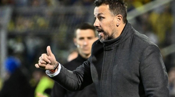 La cargada de los hinchas de Boca al Ogro Fabbiani tras la goleada