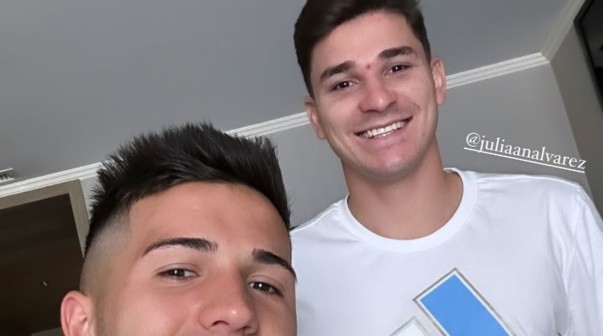 La foto de Enzo Fernández y Julián Álvarez con la Selección Argentina