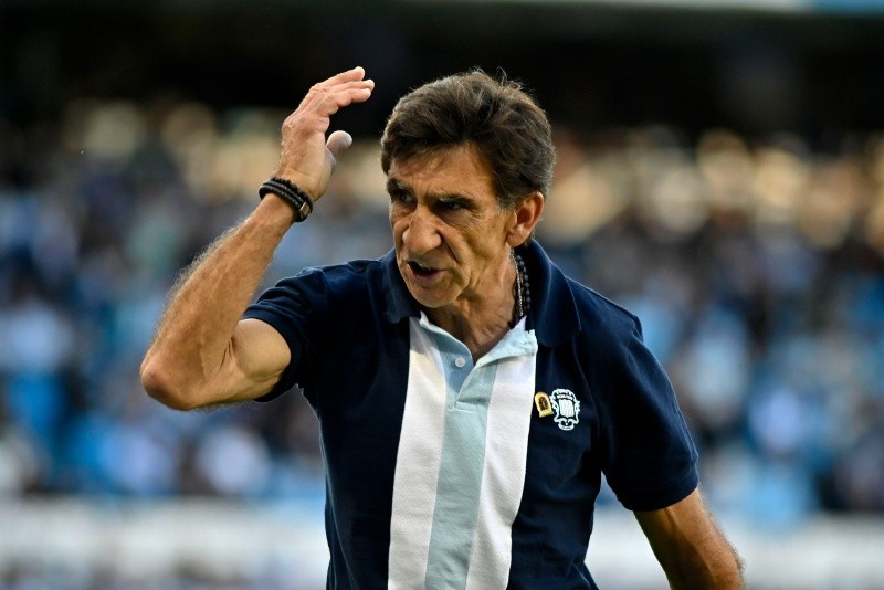 Costas apuntó a una figura de Racing: 
