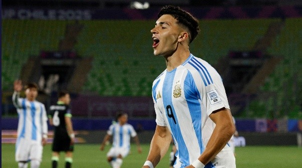 Futbol, Argentina vs Australia.
Mundial sub 20, Chile 2025.
El  jugador de  Argentina Alejo Sarco celebra despues de convertir un gol durante un partido del grupo D del mundial sub 20 realizado en el estadio Elias Figueroa de Valparaiso, Chile.
01/10/2025
Martin Thomas/Photosport
Football, Argentina vs Australia.
U-20 World Cup Championship.
Australia’s’, Argentina’s player Alejo Sarco celebrates after scoring during a Group D match of the U-20 World Cup at the Elias Figueroa stadium in Valparaiso, Chile.
01/10/2025
Martin Thomas/Photosport