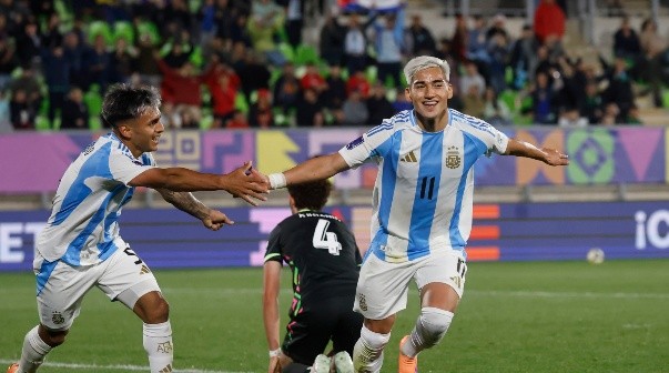 Futbol, Argentina vs Australia.
Mundial sub 20, Chile 2025.
El  jugador de  Argentina, Ian Subiabre, celebra con sus companeros despues de convertir un gol durante un partido del grupo D del mundial sub 20 realizado en el estadio Elias Figueroa de Valparaiso, Chile.
01/10/2025
Sebastian Cisternas/Photosport
Football, Argentina vs Australia.
U-20 World Cup Championship.
Argentina’s player, Ian Subiabre, celebrates with teammates after scoring during a Group D match of the U-20 World Cup at the Elias Figueroa stadium in Valparaiso, Chile.
01/10/2025
Sebastian Cisternas/Photosport