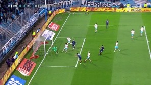 Gran centro de Sebastián Villa para la cabeza de Matías Fernández, pero la pelota pegó en el palo y todo sigue 0-0.