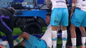 Elías Torres fue a disputar la pelota y se dobló la rodilla por lo que tuvo que ser reemplazado en Racing vs. Independiente Rivadavia.