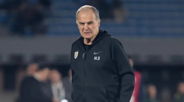Ni completa el banco: la insólita convocatoria de Bielsa en la Selección de Uruguay