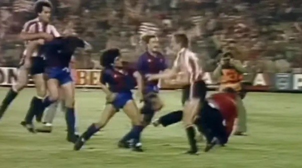Subastarán la camiseta que Maradona utilizó en la batalla campal vs. Athletic Bilbao