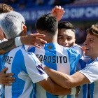 Futbol, Argentina vs Nigeria.
Mundial sub 20, Chile 2025.
El jugador de Argentina Alejo Sarco, centro, celebra con sus companeros tras marcar un gol contra Nigeria durante un partido de eliminacion directa de los octavos de final del mundial sub 20 realizado en el estadio Nacional de Santiago, Chile.
08/10/2025
Andres Pina/Photosport
Football, Argentina vs Nigeria.
U-20 World Cup Championship.
Argentina’s player Alejo Sarco, center, celebrates with teammates after scoring against Nigeria during a U-20 World Cup, round of 16 knock out match, at the Nacional stadium in Santiago, Chile.
08/10/2025
Andres Pina/Photosport