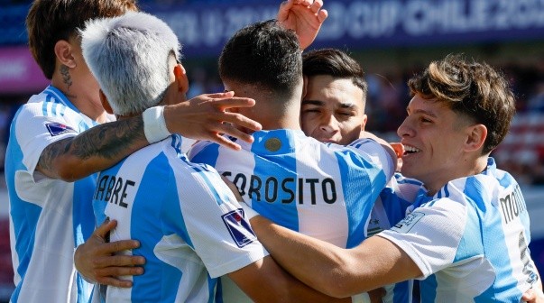 Futbol, Argentina vs Nigeria.
Mundial sub 20, Chile 2025.
El jugador de Argentina Alejo Sarco, centro, celebra con sus companeros tras marcar un gol contra Nigeria durante un partido de eliminacion directa de los octavos de final del mundial sub 20 realizado en el estadio Nacional de Santiago, Chile.
08/10/2025
Andres Pina/Photosport
Football, Argentina vs Nigeria.
U-20 World Cup Championship.
Argentina’s player Alejo Sarco, center, celebrates with teammates after scoring against Nigeria during a U-20 World Cup, round of 16 knock out match, at the Nacional stadium in Santiago, Chile.
08/10/2025
Andres Pina/Photosport