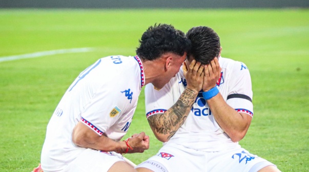 La reacción de Nacho Russo al recibir la camiseta de Boca de Miguel Ángel caída en Uruguay