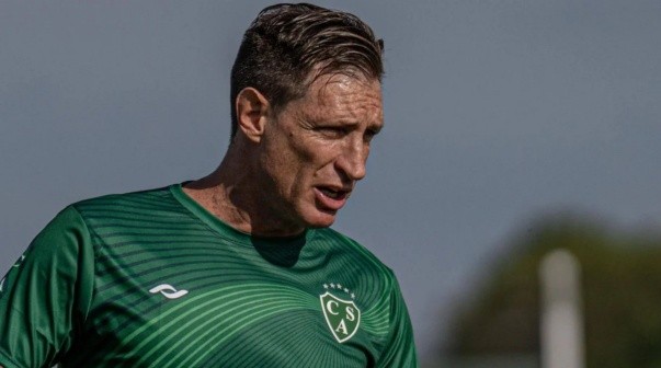 Escándalo con Sava y una figura de Sarmiento antes de visitar a River: 