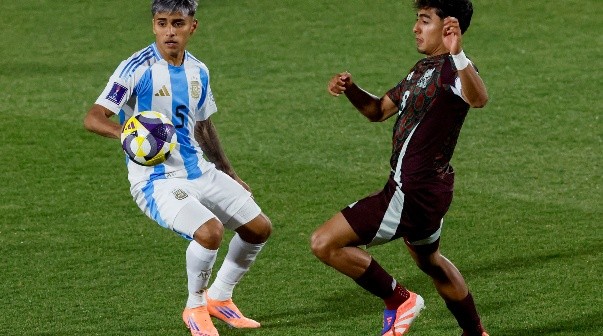 Futbol, Mexico vs Argentina.Mundial sub 20, Chile 2025.El jugador de Mexico Elias Montiel, derecha, disputa el balon con Milton Delgado de Argentina durante un partido de eliminacion directa de los cuartos de final del mundial sub 20 realizado en el estadio Nacional de Santiago, Chile.11/10/2025Andres Pina/PhotosportFootball, Mexico vs Argentina.U-20 World Cup Championship.Mexico’s player Elias Montiel, right, vies for the ball with Milton Delgado of Argentina during a U-20 World Cup, quarter final knock out match, at the Nacional stadium in Santiago, Chile.11/10/2025Andres Pina/Photosport