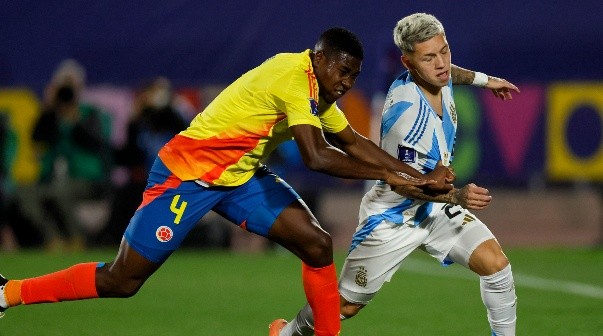 Futbol, Argentina vs Colombia.
Mundial sub 20, Chile 2025.
El jugador de Argentina Gianluca Prestianni, derecha, disputa el balon con Julian Bazan de Colombia durante el partido de la semifinal del mundial sub 20 realizado en el estadio Nacional de Santiago, Chile.
15/10/2025
Andres Pina/Photosport
Football, Argentina vs Colombia.
U-20 World Cup Championship.
Argentina’s player Gianluca Prestianni, right, vies for the ball with Julian Bazan of Colombia during a U-20 World Cup semifinal match, at the Nacional stadium in Santiago, Chile.
15/10/2025
Andres Pina/Photosport