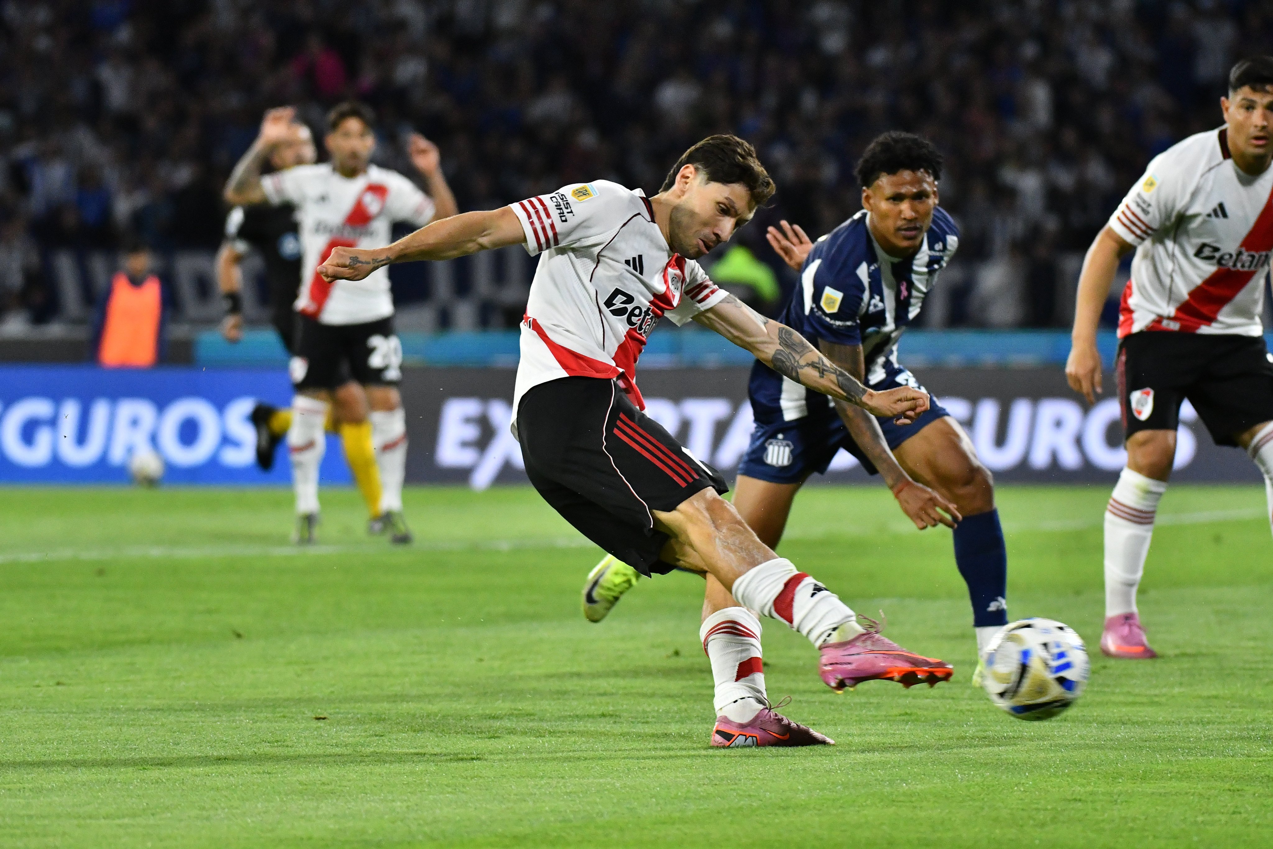  Victoria fundamental de River ante Talleres en Córdoba
