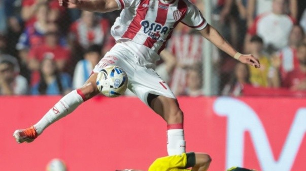 Unión goleó a Defensa y Justicia y dio la sorpresa