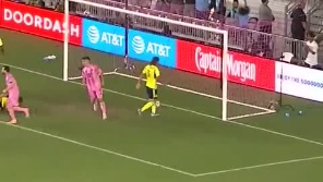 En el final del partido, Lionel Messi anotó su doblete ante Nashville por el primer partido de los playoffs de la MLS.