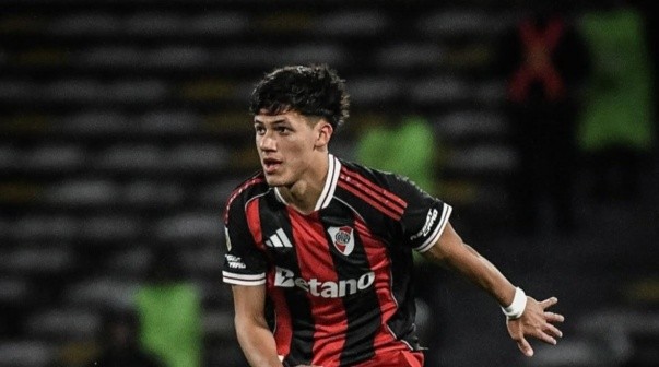 Sorpresa en River: Un gigante europeo sigue de cerca a Juan Cruz Meza