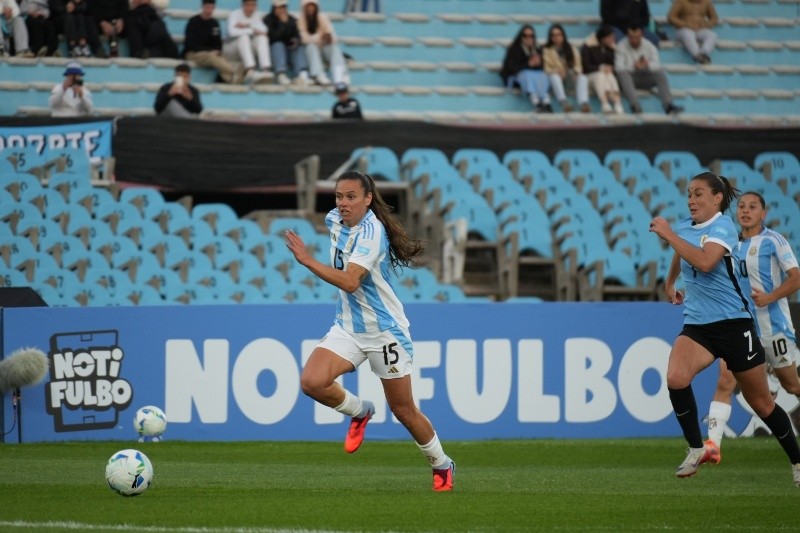 Florencia Bonsegundo liderando un ataque de la Selección Argentina 