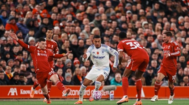El Liverpool de Mac Allister superó al Aston Villa de Dibu Martínez por Premier League