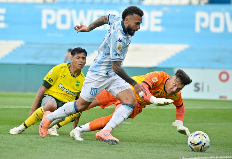 Sin público en el Cilindro, Racing se hizo fuerte de local y venció a Defensa y Justicia