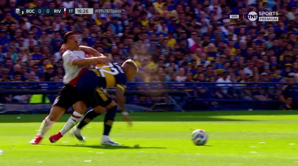 El durísimo codazo de Ayrton Costa a Maxi Salas en Boca vs. River