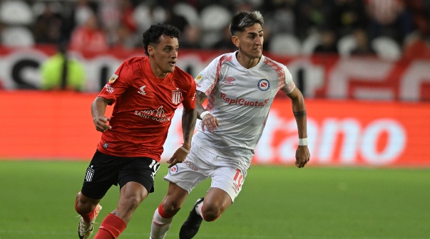 Argentinos Juniors venció a Estudiantes, lo complicó y se metió en Playoffs