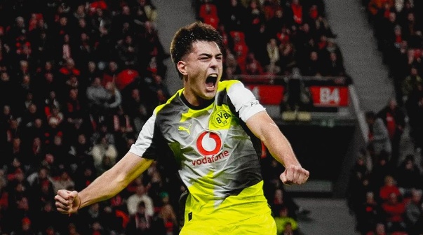 El gol de Anselmino en la visita del Dortmund al Leverkusen de Echeverri y Sarco