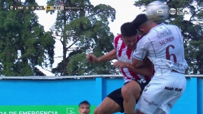 Carillo y Salomon chocaron cabezas en la disputa a la pelota y tuvieron que ser atendidos por los medicos.