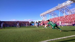 A puro reflejo, Losas tapo lo que era el gol en contra de Mainero en el final del primer tiempo entre Estudiantes y Platense.