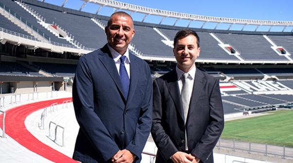 David Trezeguet, nuevo embajador de River, acompañado por Di Carlo