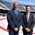 David Trezeguet, nuevo embajador de River, acompañado por Di Carlo