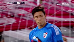 El arquero Millonario achicó rápido y evitó el 1-0 del Globo.