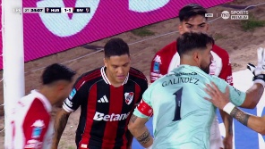 El volante colombiano remató desde los doce pasos y el arquero sostuvo el 1-1.