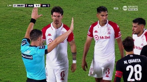 El árbitro sancionó mano a favor del Millonario, mientras que expulsó a Colidio y Carrizo. 