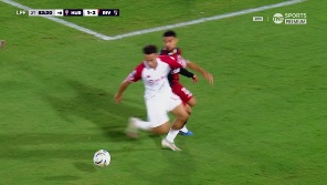 Bisanz cayó en el área, pero el árbitro Ramírez no sancionó nada. 