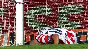 El uruguayo la tocó sobre la salida del arquero y el lateral zurdo llegó justo a despejar.