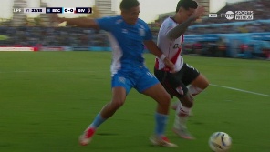 Tras una falta a Driussi, el Millonario tuvo la chance de abrir el marcador. 